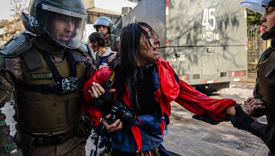 Carabineros entregará antecedentes a Fiscalía por golpe a fotógrafa en Instituto Nacional