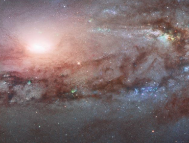 Messier 90: la galaxia que se acerca extrañamente a nuestra Vía Láctea