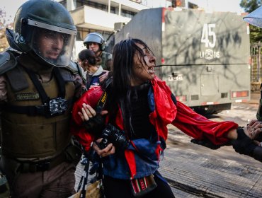 Carabineros entregará antecedentes a Fiscalía por golpe a fotógrafa en Instituto Nacional