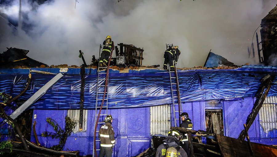 Incendio destruyó el tradicional restaurante Ocean Pacific's en Santiago