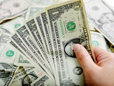 Precio del dólar cortó la tendencia al alza pero se mantiene sobre los $700