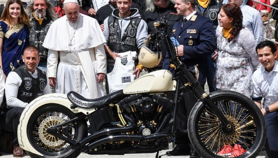 Motociclistas alemanes llevaron una Harley Davidson al Papa Francisco