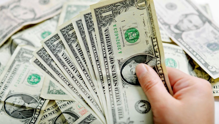 Precio del dólar cortó la tendencia al alza pero se mantiene sobre los $700