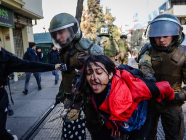 Presentan querella contra carabinera que agredió a fotógrafa tras incidentes en Santiago