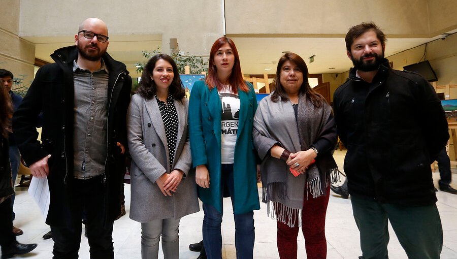 Frente Amplio lanza campaña "Ponle Urgencia" para discutir rebaja de dieta parlamentaria