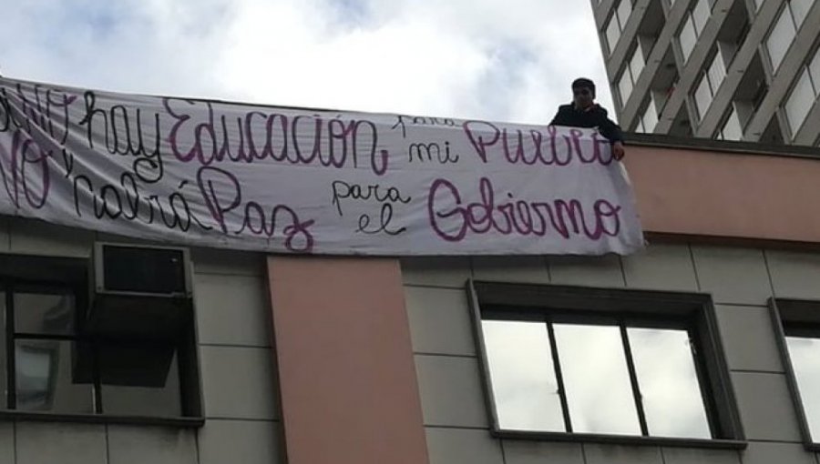 Estudiantes se tomaron las dependencias de la Seremi de Educación en Santiago