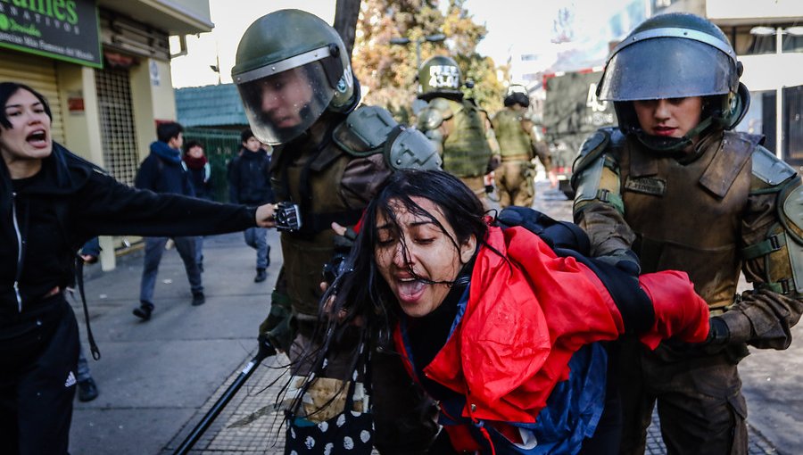 Vuelco total: Carabinera que agredió a fotógrafa sigue perteneciendo a la institución