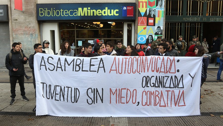 Estudiantes protestaron frente al Ministerio de Educación por “oleada represiva en liceos”
