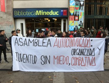 Estudiantes protestaron frente al Ministerio de Educación por “oleada represiva en liceos”