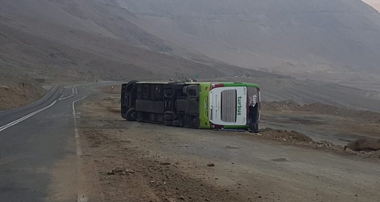 Cuatro lesionados dejó volcamiento de máquina de Turbus en las cercanías de Tocopilla