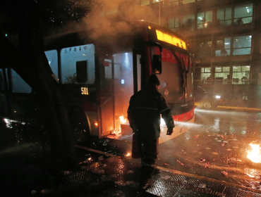 Dos buses del Sistema RED fueron quemados por encapuchados durante marcha no autorizada