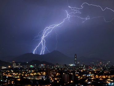 Tormentas eléctricas afectarían entre las regiones Metropolitana y de Los Lagos