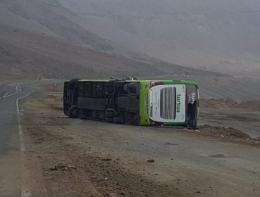 Cuatro lesionados dejó volcamiento de máquina de Turbus en las cercanías de Tocopilla