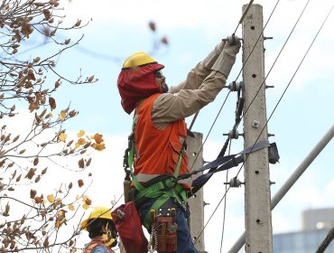9.531 clientes siguen sin suministro eléctrico tras tormentas eléctricas en la región Metropolitana