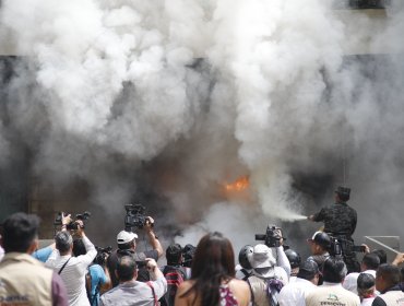 Manifestantes queman la puerta de acceso a la embajada de Estados Unidos en Honduras