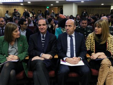 Trabajadores del Sename irrumpen en Cuenta Pública de la institución para exigir mejoras
