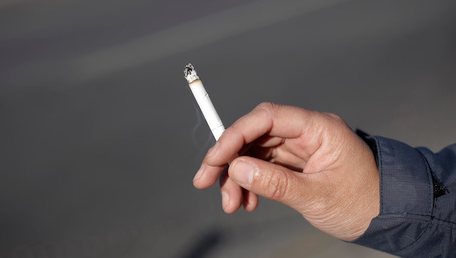 Cadem: El 74% de lo fumadores chilenos afirma que le gustaría dejar de hacerlo