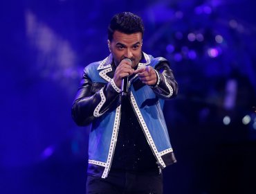 "¿Te puedes tapar un poco?": Critican comentario "machista" de Luis Fonsi