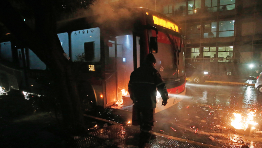 Dos buses del Sistema RED fueron quemados por encapuchados durante marcha no autorizada