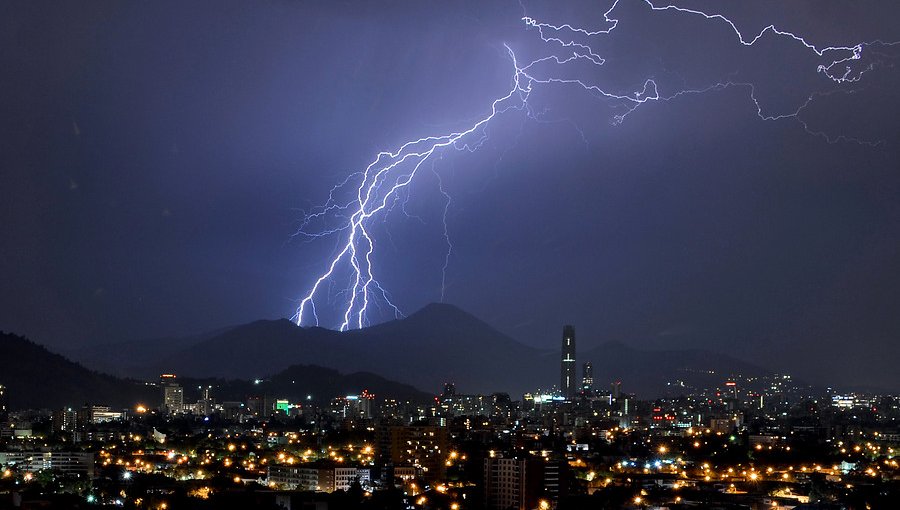 Tormentas eléctricas afectarían entre las regiones Metropolitana y de Los Lagos