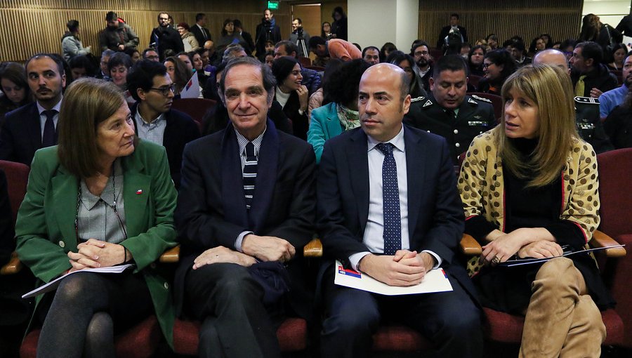 Trabajadores del Sename irrumpen en Cuenta Pública de la institución para exigir mejoras