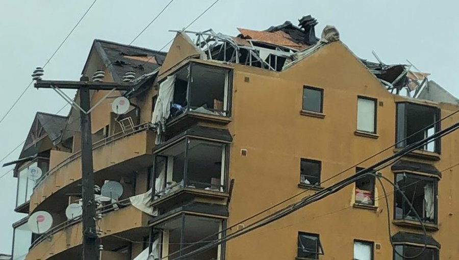 40 personas estarían atrapadas en edificio de Talcahuano tras paso de tromba marina