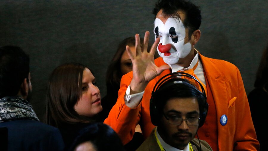Diputado Florcita Motuda llegó a la Cuenta Pública con una máscara de Batman