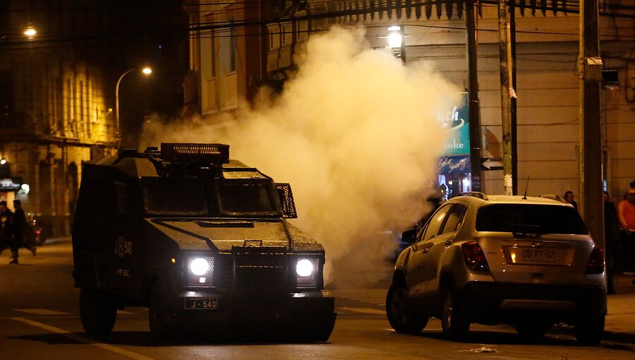 Incidentes en Valparaíso: Carabineros dispersa a manifestantes durante marcha no autorizada