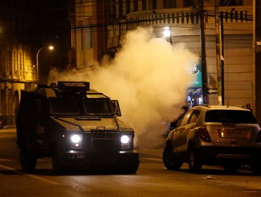 Incidentes en Valparaíso: Carabineros dispersa a manifestantes durante marcha no autorizada