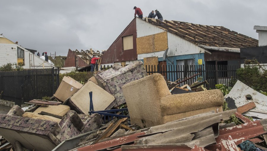 Afectados por tornados en Biobío aceleran reparaciones ante nuevas tormentas