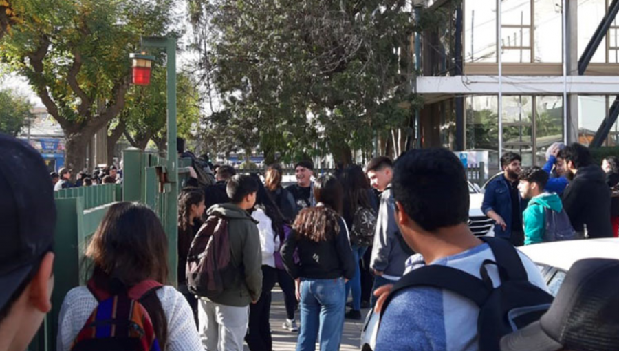 Estudiantes se tomaron la Seremi de Educación de Viña del Mar en rechazo a la reforma curricular