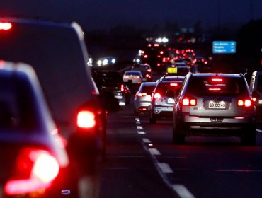 Llaman a planificar viajes Santiago-Valparaíso por emergencia química en Costanera Norte