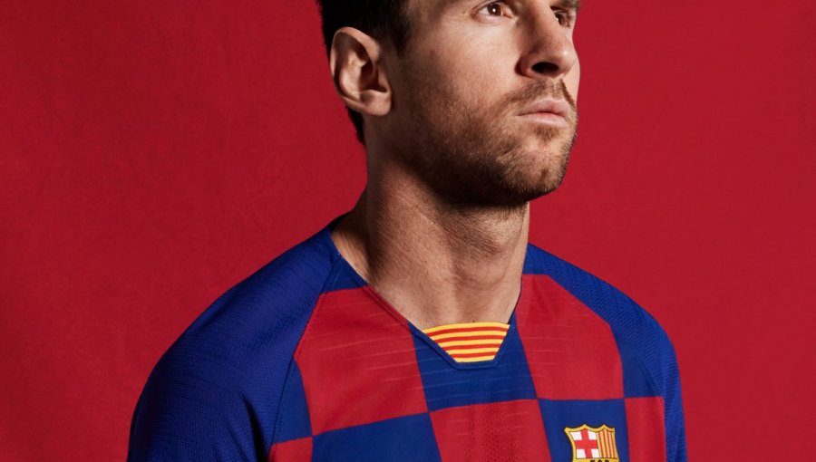 El Barcelona presentó su nueva camiseta que por primera vez será cuadriculada