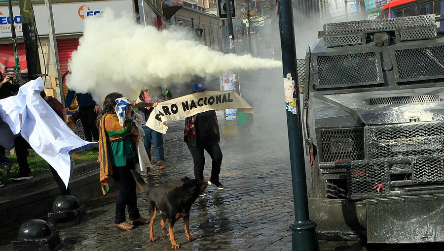 Paro de profesores: Manifestantes destruyeron ventanales de la Intendencia de Valparaíso