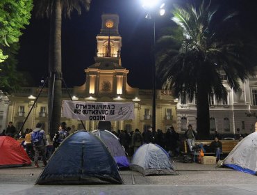Carabineros desalojó "campamento" de estudiantes en la Plaza de Armas de Santiago