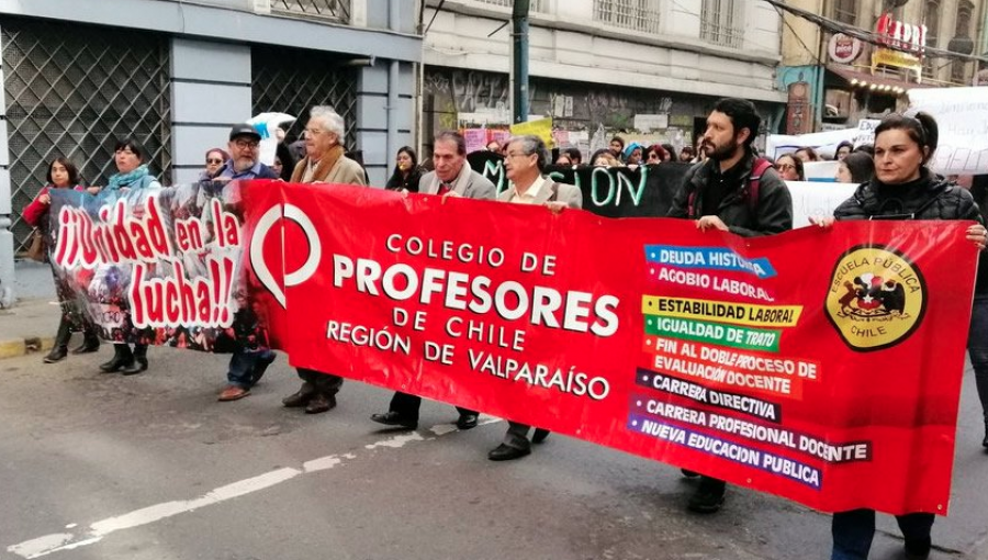 Unas 2 mil personas marcharon en Valparaíso en apoyo al paro indefinido de profesores