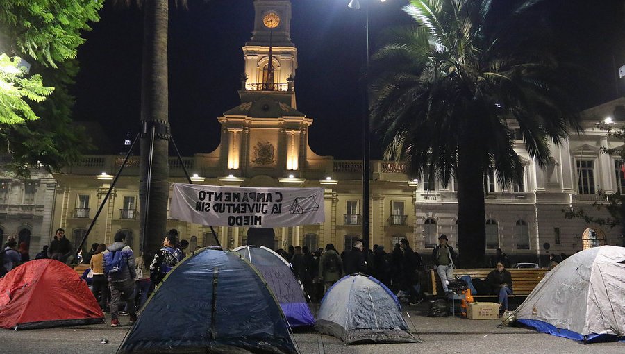 Carabineros desalojó "campamento" de estudiantes en la Plaza de Armas de Santiago
