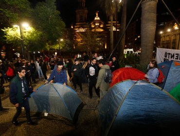 Estudiantes levantaron un campamento "indefinido" en Plaza de Armas de Santiago