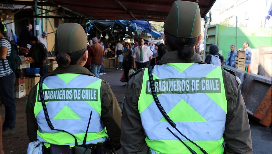 Contraloría reitera derecho de carabineras a disponer de una hora para alimentar a sus hijos