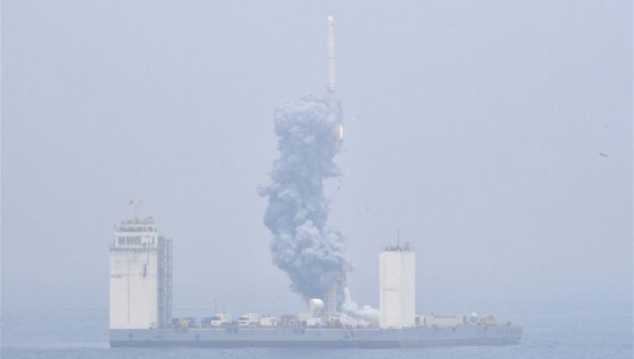 China lanza el primer cohete espacial desde una base en el mar