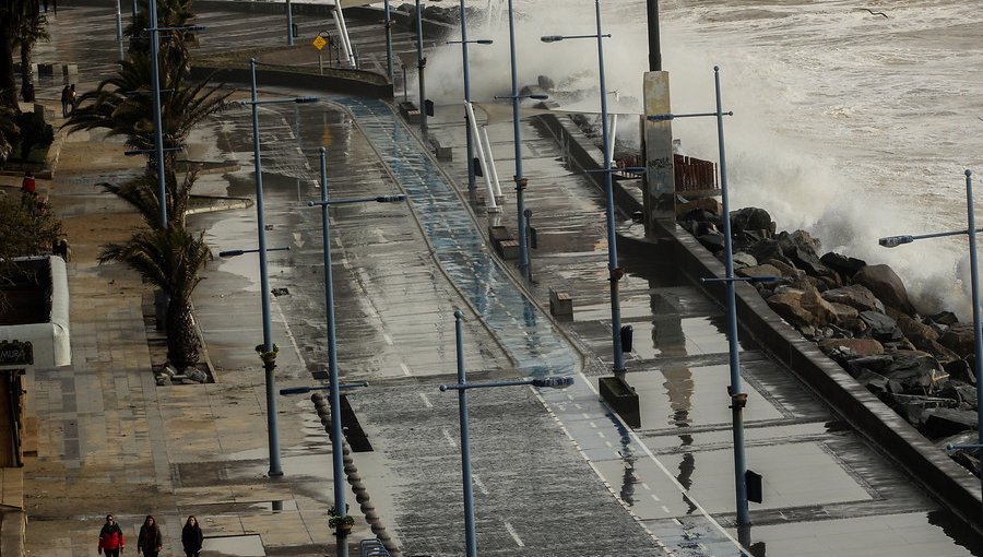 Cierran paso peatonal en la Av. Perú de Viña del Mar por intensas marejadas