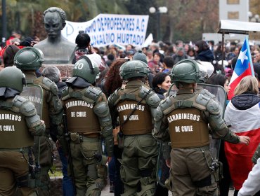 Profesores participan en multitudinaria marcha contra "nulas respuestas" del Gobierno en Santiago