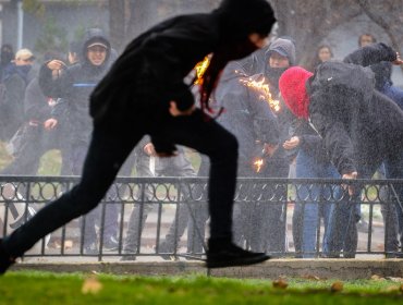 Marcha de profesores: Encapuchado terminó quemado al intentar lanzar molotov a carabineros