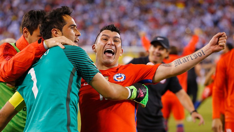 Gary Medel igualó a Claudio Bravo como segundo jugador con más partidos en la Roja