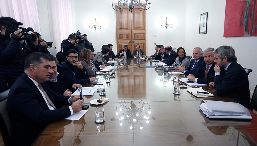UDI y Evópoli plantean opción de aplazar la elección de gobernadores del 2020