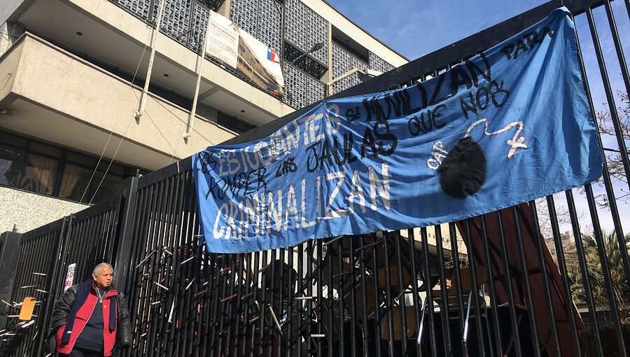 Diputados RN piden que clases del Instituto Nacional se realicen en otro establecimiento