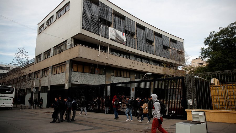 Alumnos del Instituto Nacional decidirán este martes si mantienen la toma