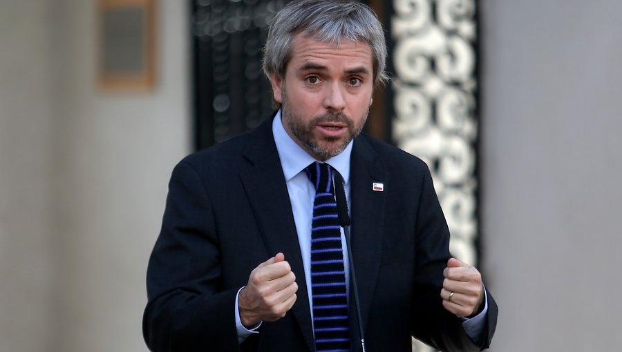 Ministro Blumel llama a la oposición a "apurar el tranco" para votar reformas en el Congreso