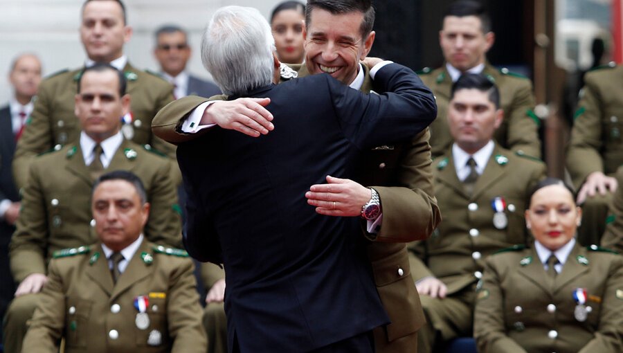 Presidente Piñera condecoró a 32 carabineros que trabajan en el Palacio de La Moneda