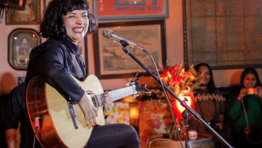 Mon Laferte realizó íntima presentación en local nocturno de Providencia
